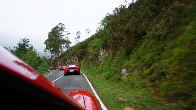 ferrari en carretera